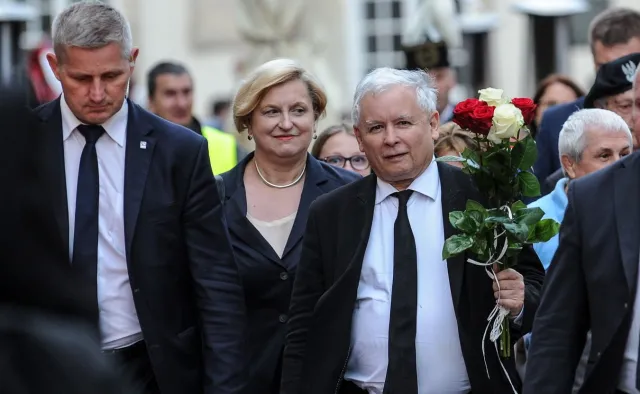 Ostry spór o pomniki smoleńskie. Halicki drwi z Kaczyńskiego, a Sellin argumentuje: Polacy wskazali to miejsce nogami