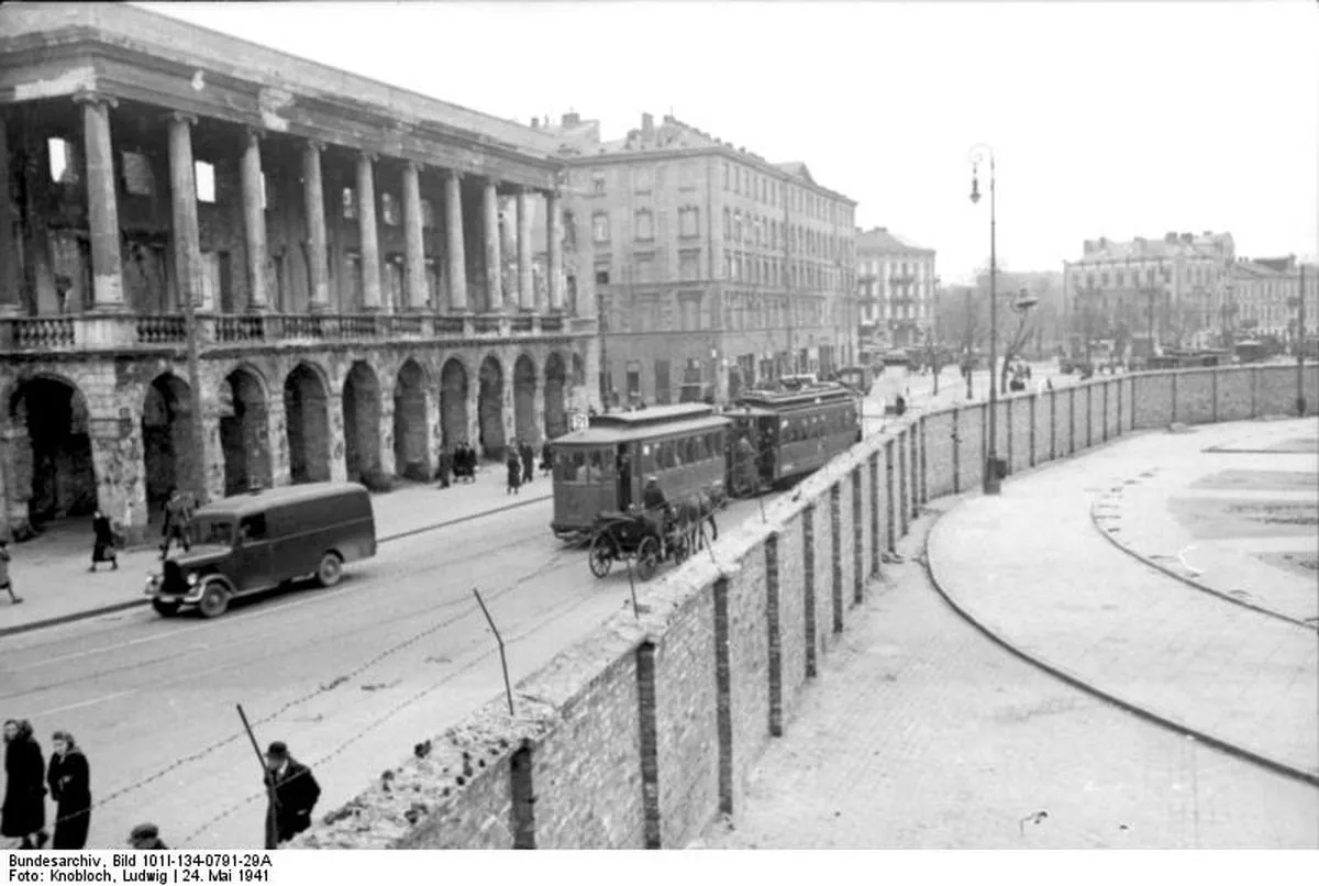 9170977-plac-zelaznej-bramy-miedzy-murem.jpg