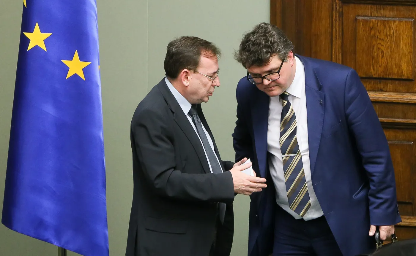 Minister w KPRM, koordynator służb specjalnych Mariusz Kamiński (L) i podsekretarz stanu w Kancelarii Premiera Maciej Wąsik (P) podczas posiedzenia Sejmu
