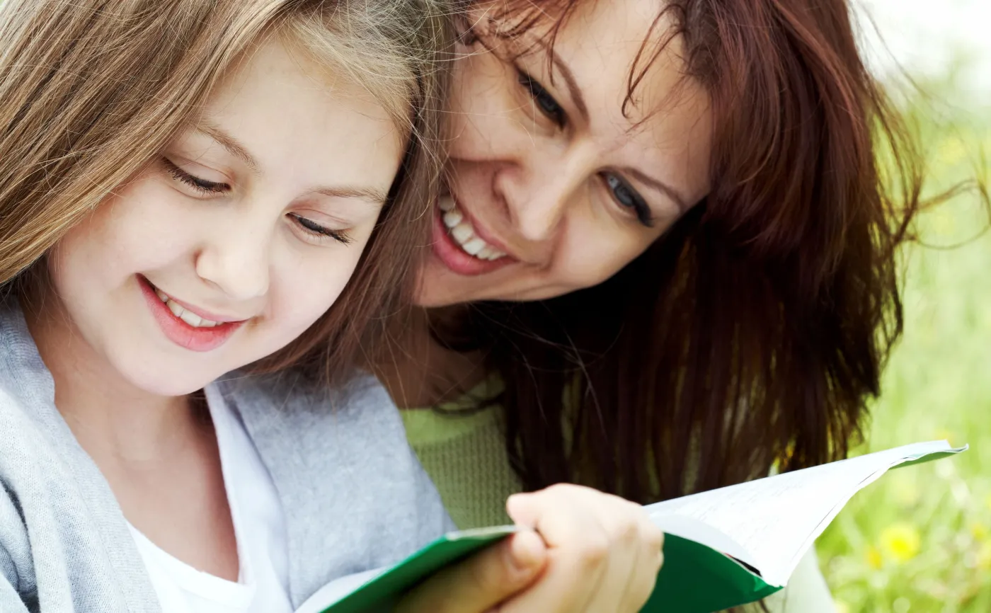 Mama z córką czyta książkę