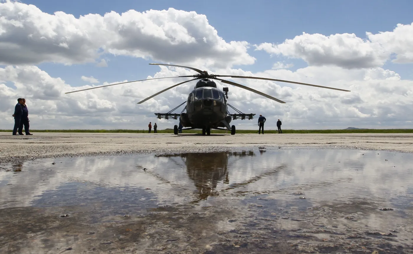 Rosyjski śmigłowiec Mi-8 czeka na lądowanie kapsuły Sojuz z astronautami z ISS