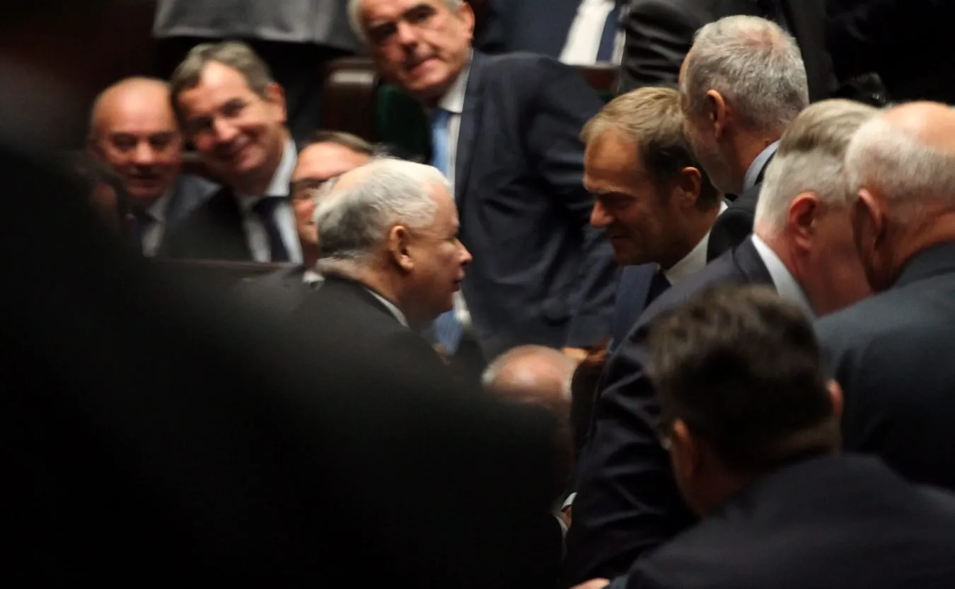 Kolesiostwo PO, nepotyzm PiS, Misiewicze i TKM? Każda partia u władzy robi to samo