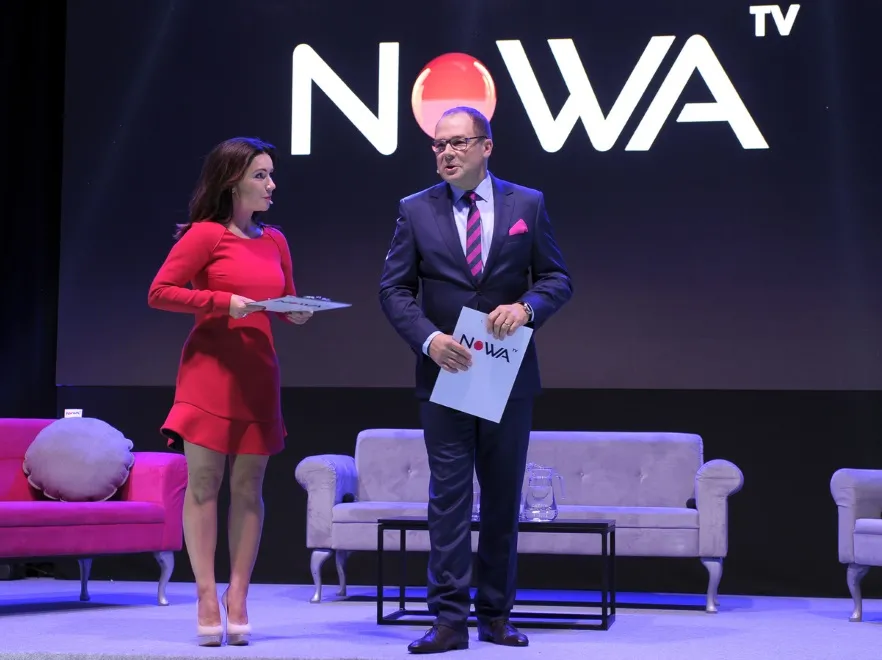 Beata Tadla w sukience tak krótkiej, że musiała zasłaniać się poduszką... FOTO