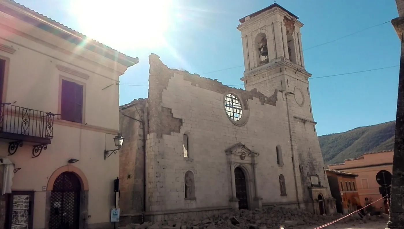 9572698-zniszczona-katedra-santa-maria.jpg