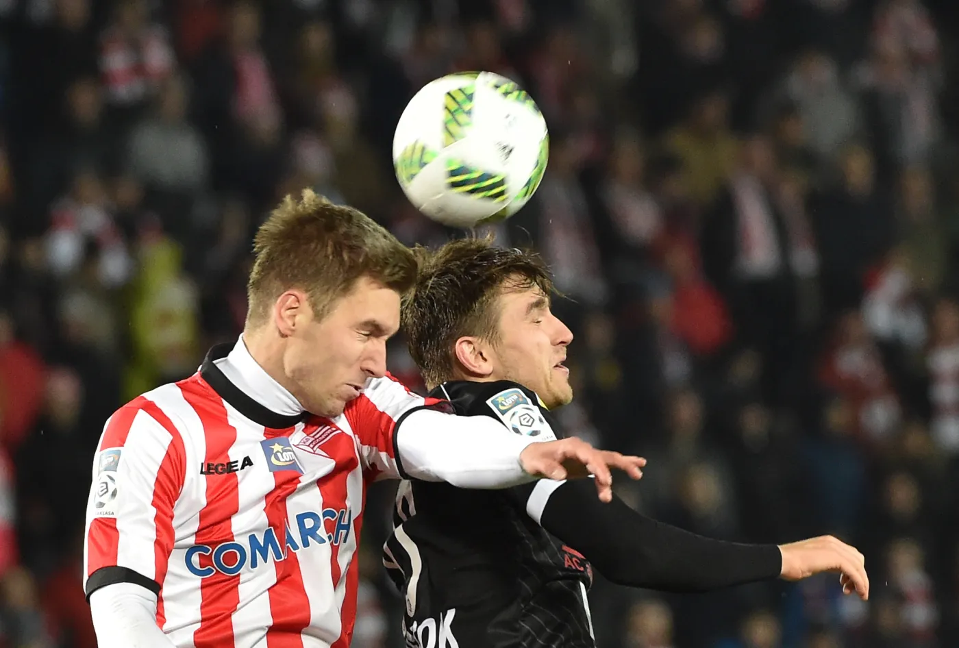 Zawodnik Cracovii Piotr Malarczyk (L) i Fedor Cernych (P) z Jagiellonii Białystok