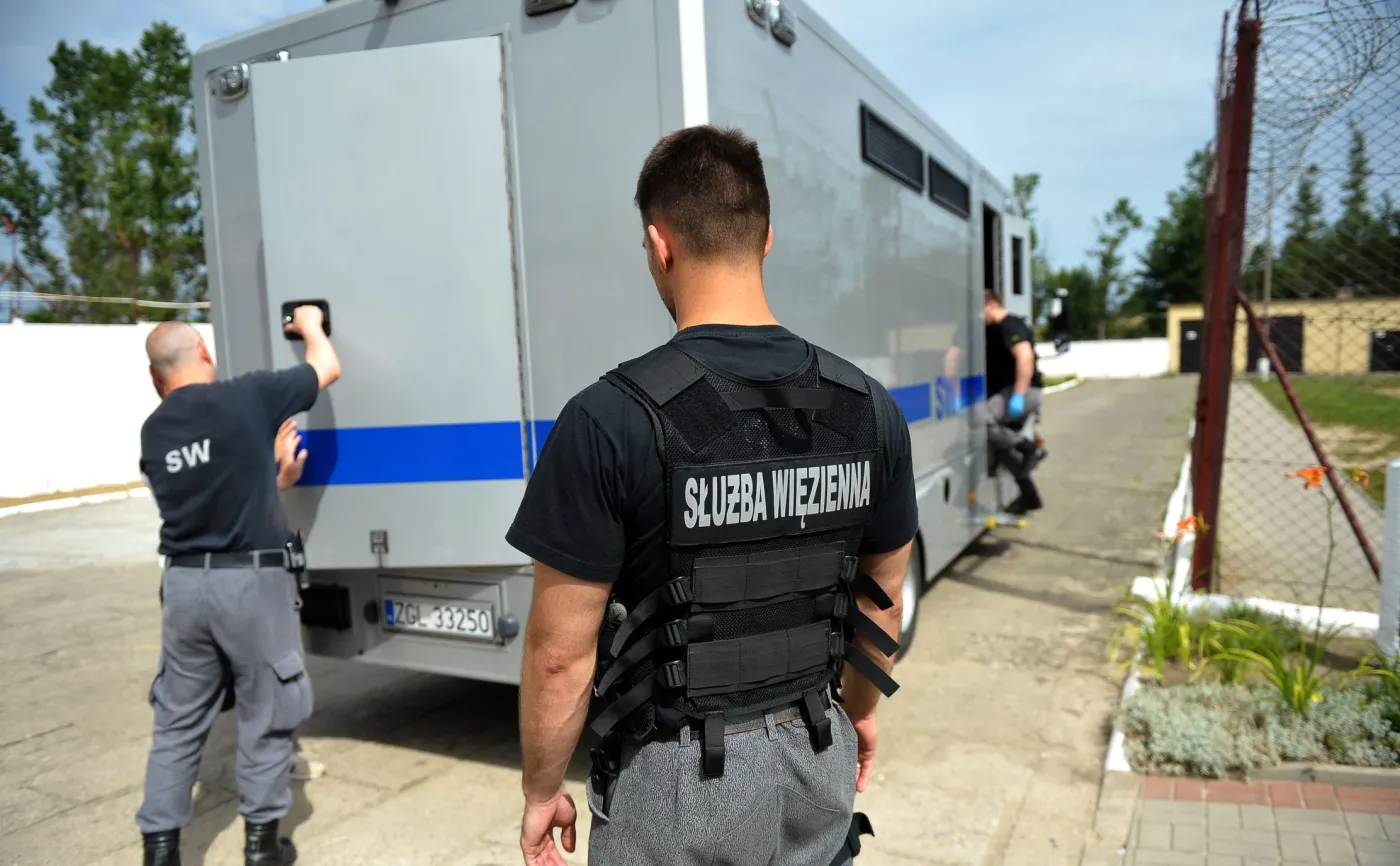 Funkcjonariusze służby więziennej