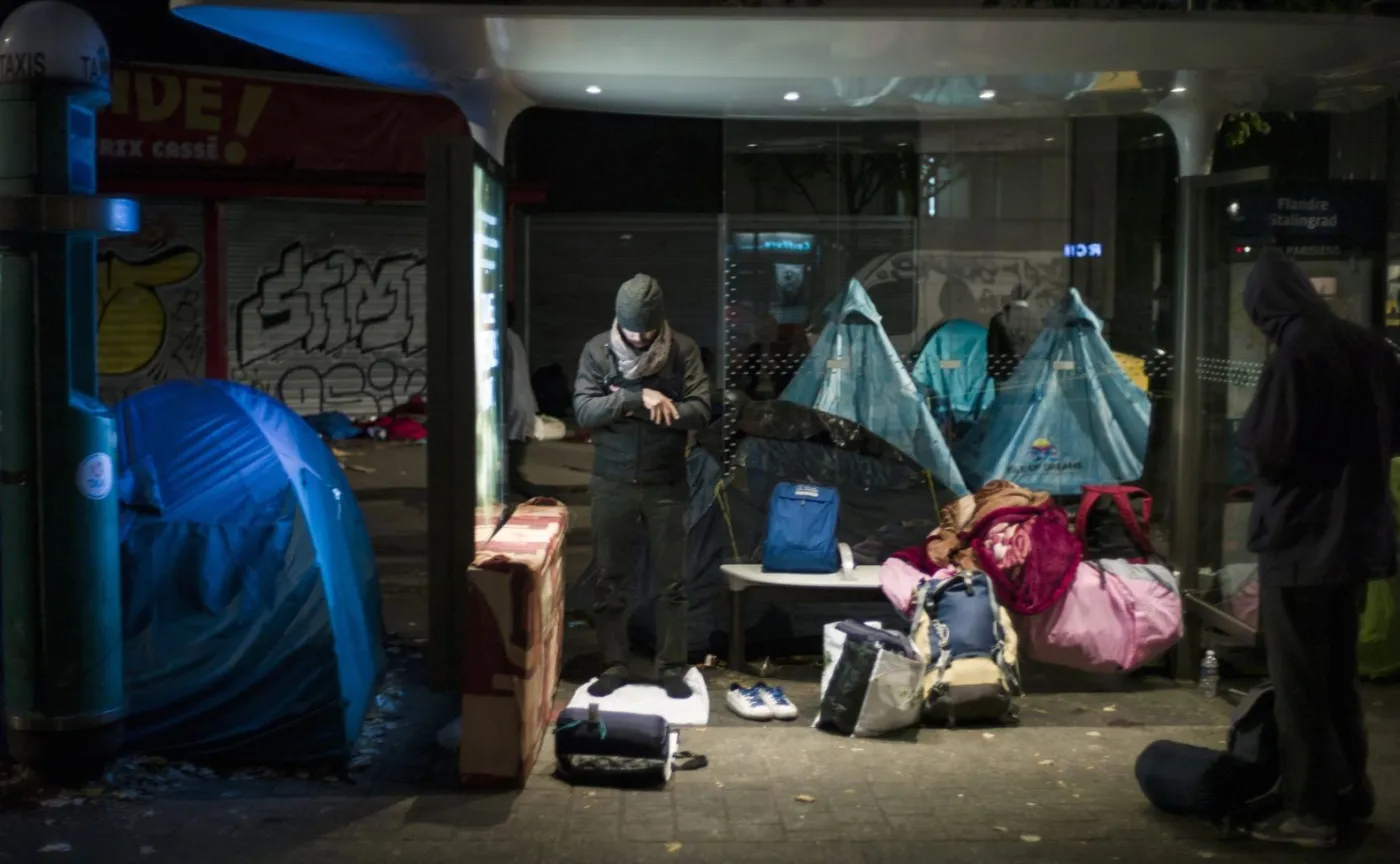 Ewakuacja migrantów z obozowiska w Paryżu