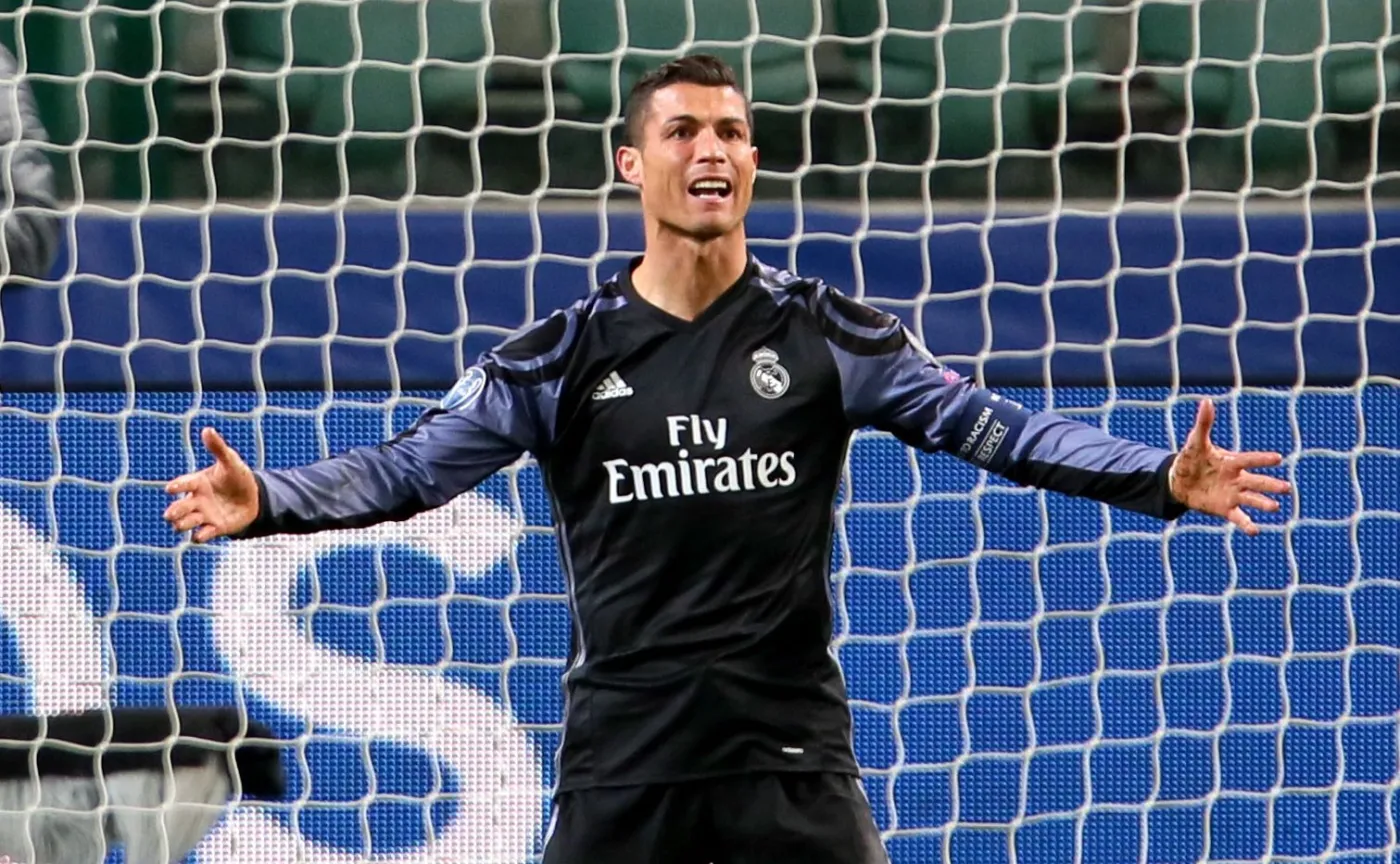 9585839-cristiano-ronaldo-zakochal-sie.jpg