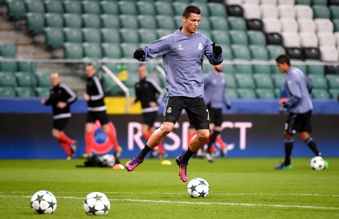 9585965-cristiano-ronaldo-zakochal-sie.jpg
