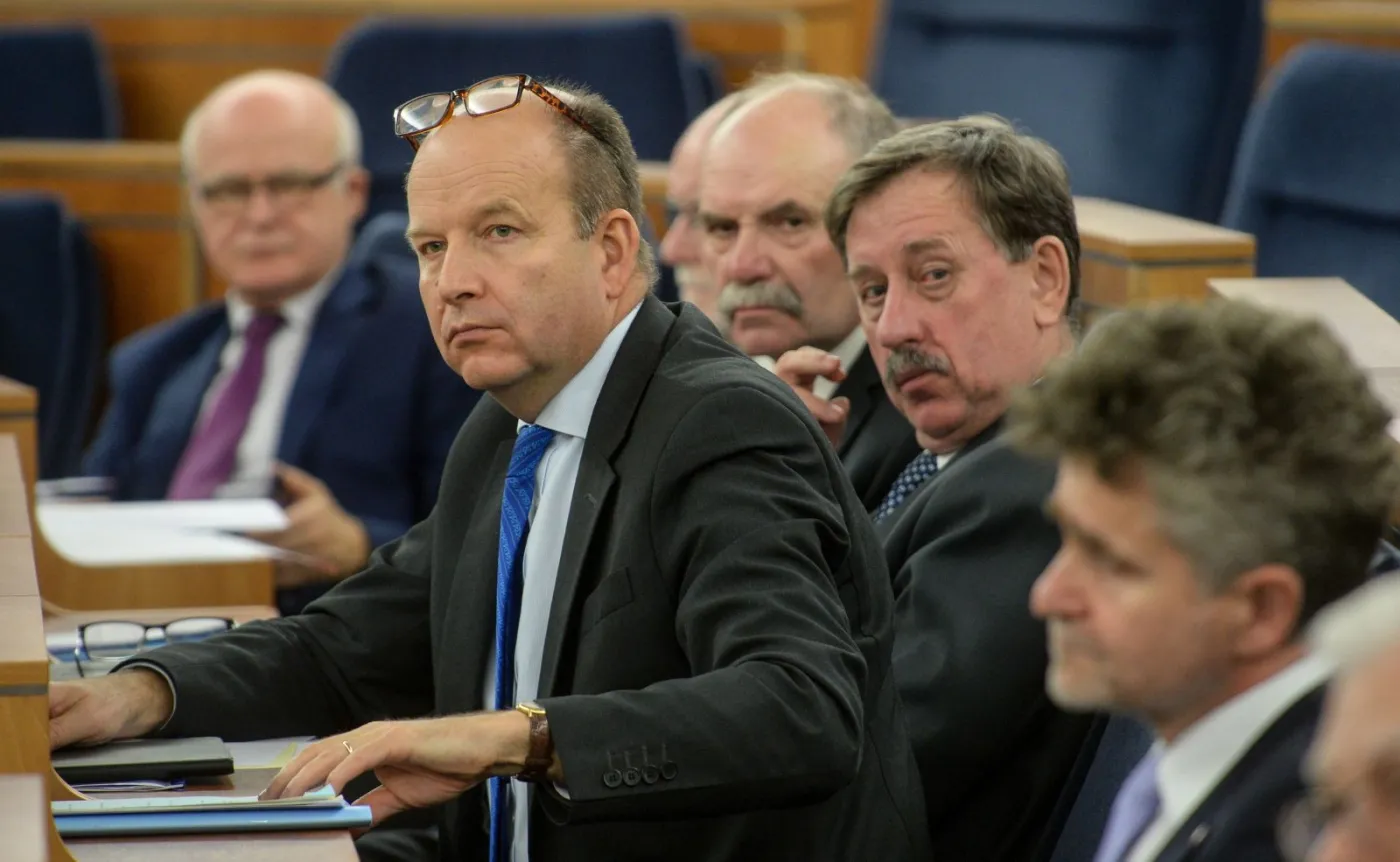 Senatorowie podczas dyskusji na temat ustawy o wsparciu kobiet w ciąży i rodzin "Za życiem". W dyskusji bierze udział minister zdrowia Konstanty Radziwiłł