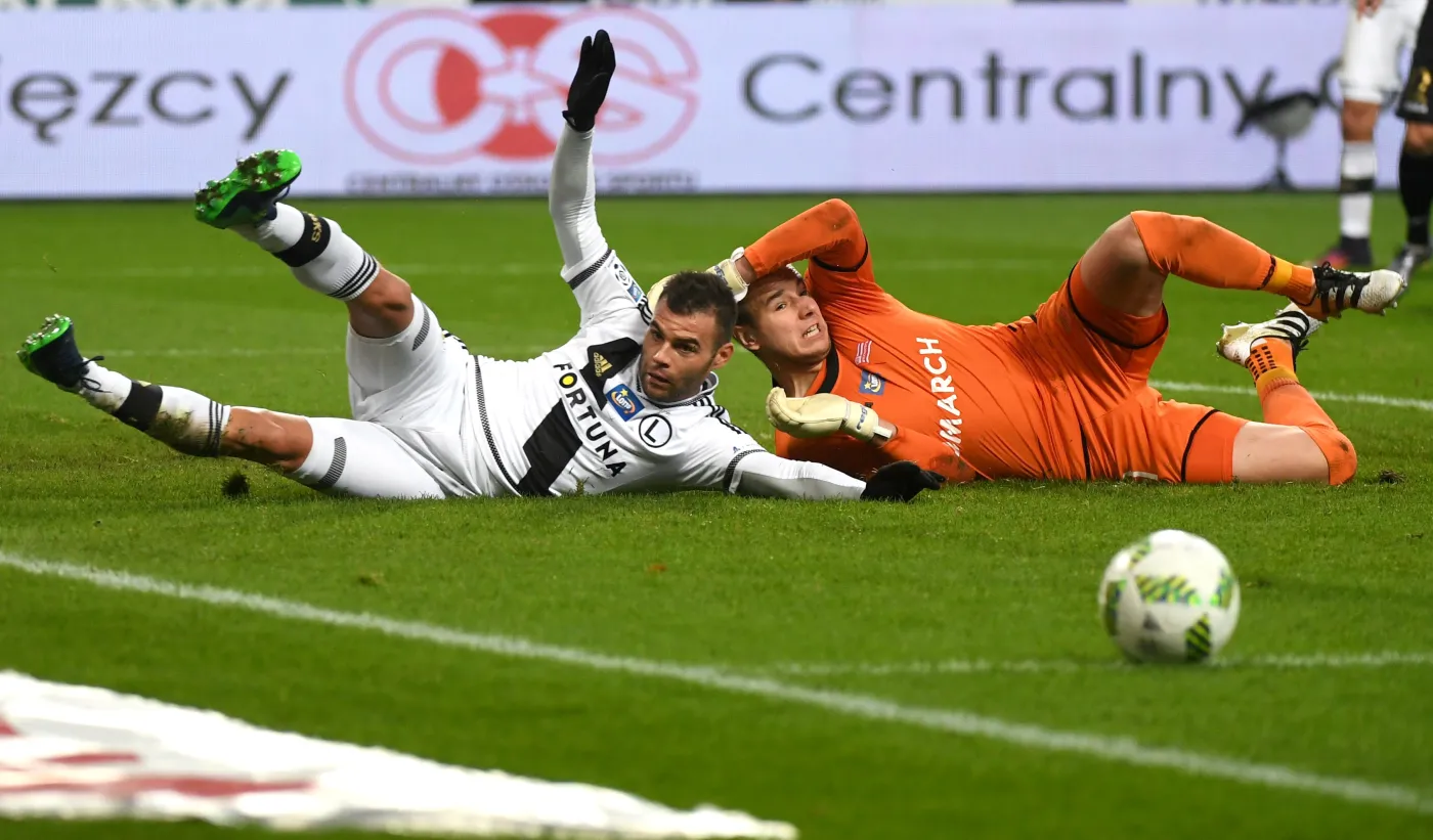 Zawodnik Legii Warszawa Nemanja Nikolic (L) i Grzegorz Sandomierski (P) z Cracovii