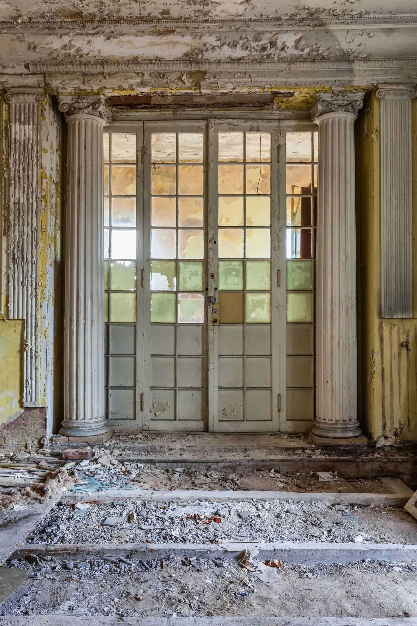9602494-opuszczona-przedwojenna-siedziba.jpg