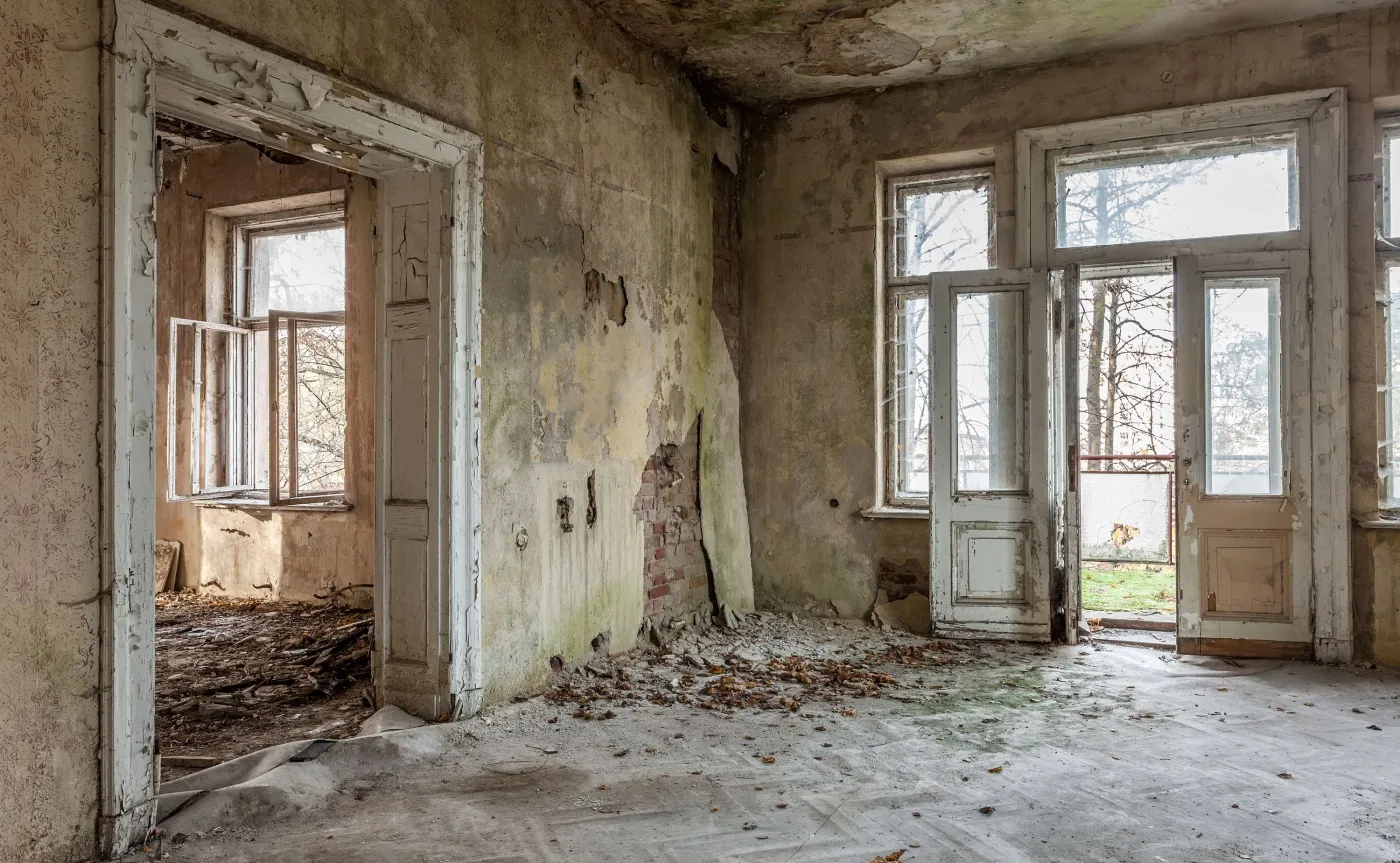 9602526-opuszczona-przedwojenna-siedziba.jpg