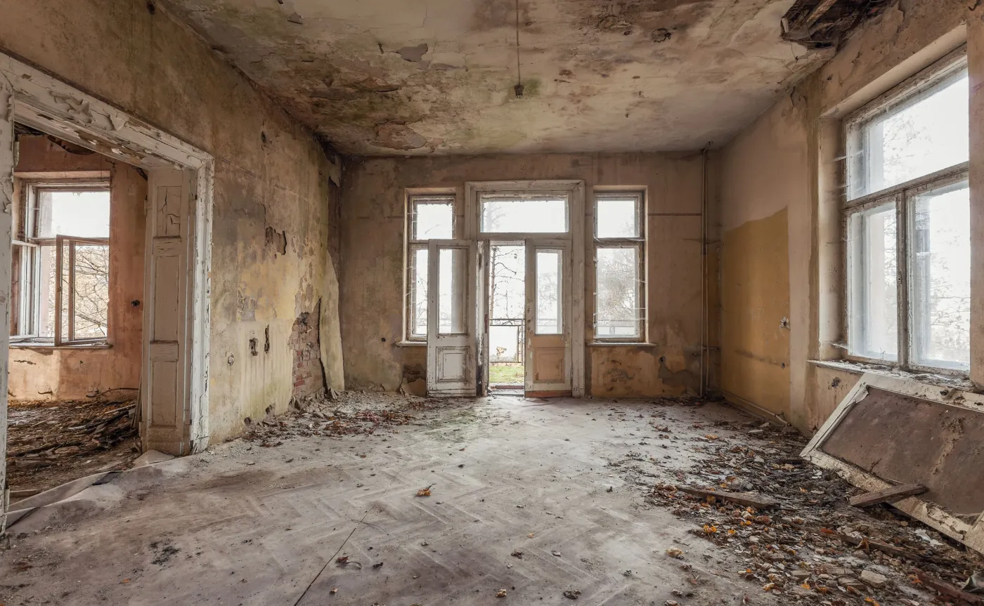 9602750-opuszczona-przedwojenna-siedziba.jpg