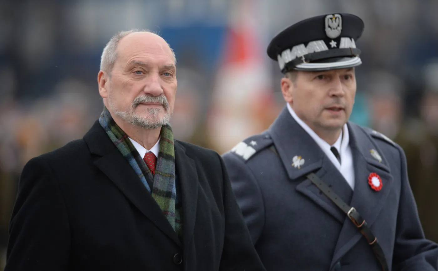 Minister obrony narodowej Antoni Macierewicz (L) w towarzystwie dowódcy Garnizonu Warszawa gen. bryg. Roberta Głąba w drodze na uroczystość odprawy wart przed Grobem Nieznanego Żołnierza na pl. Piłsudskiego w Warszawie w Święto Niepodległości