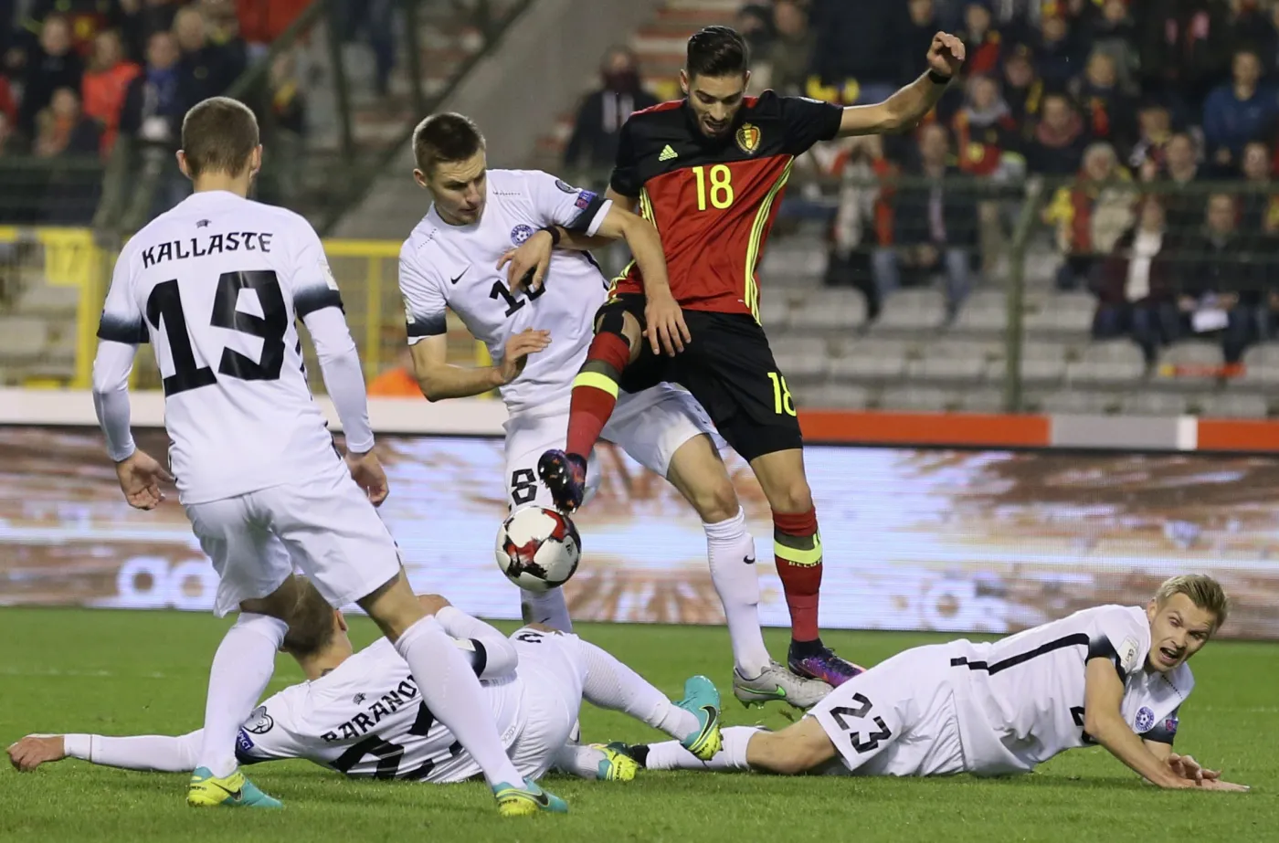 Yannick Carrasco (w ciemnym stroju)