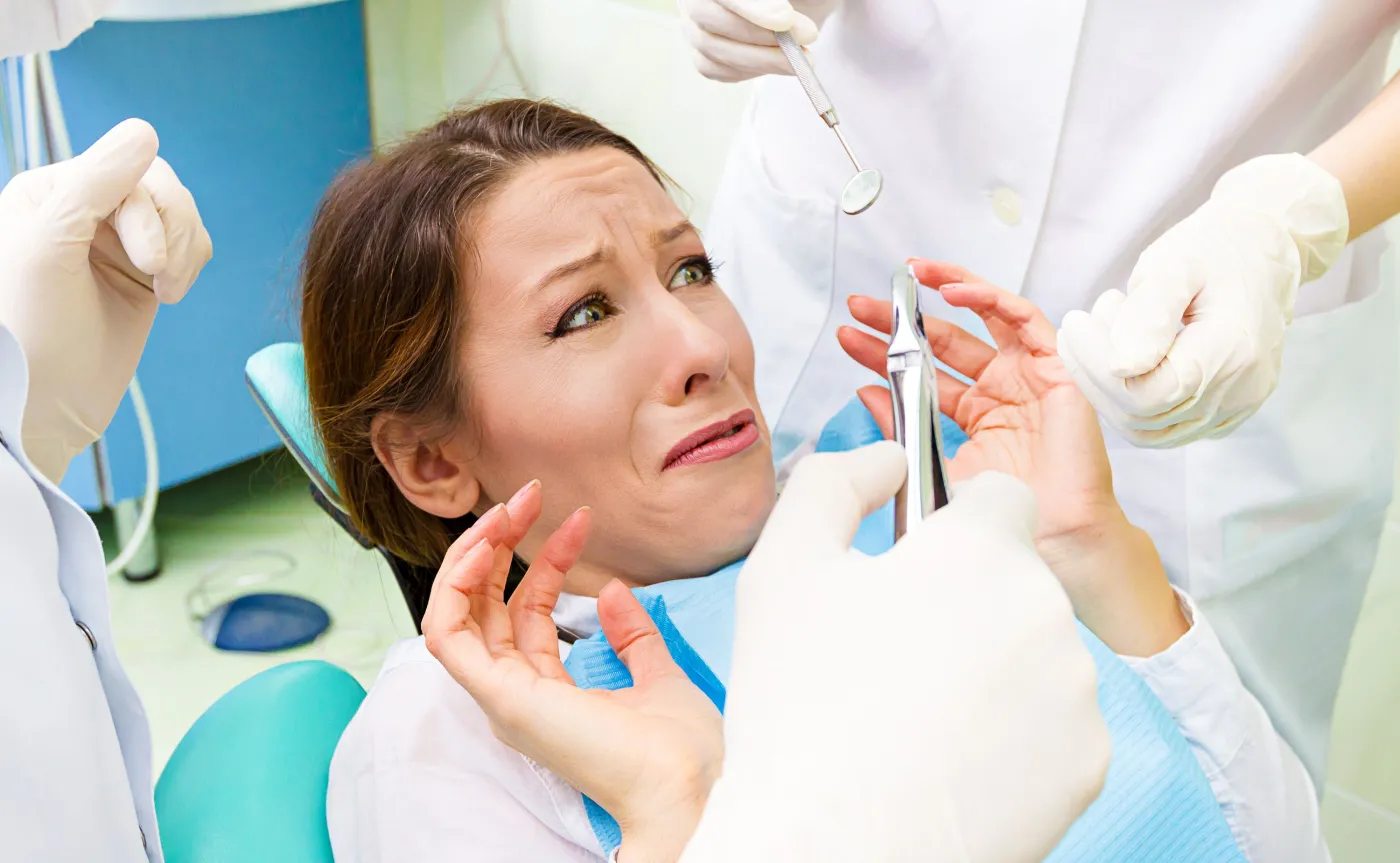 Kobieta na fotelu dentystycznym