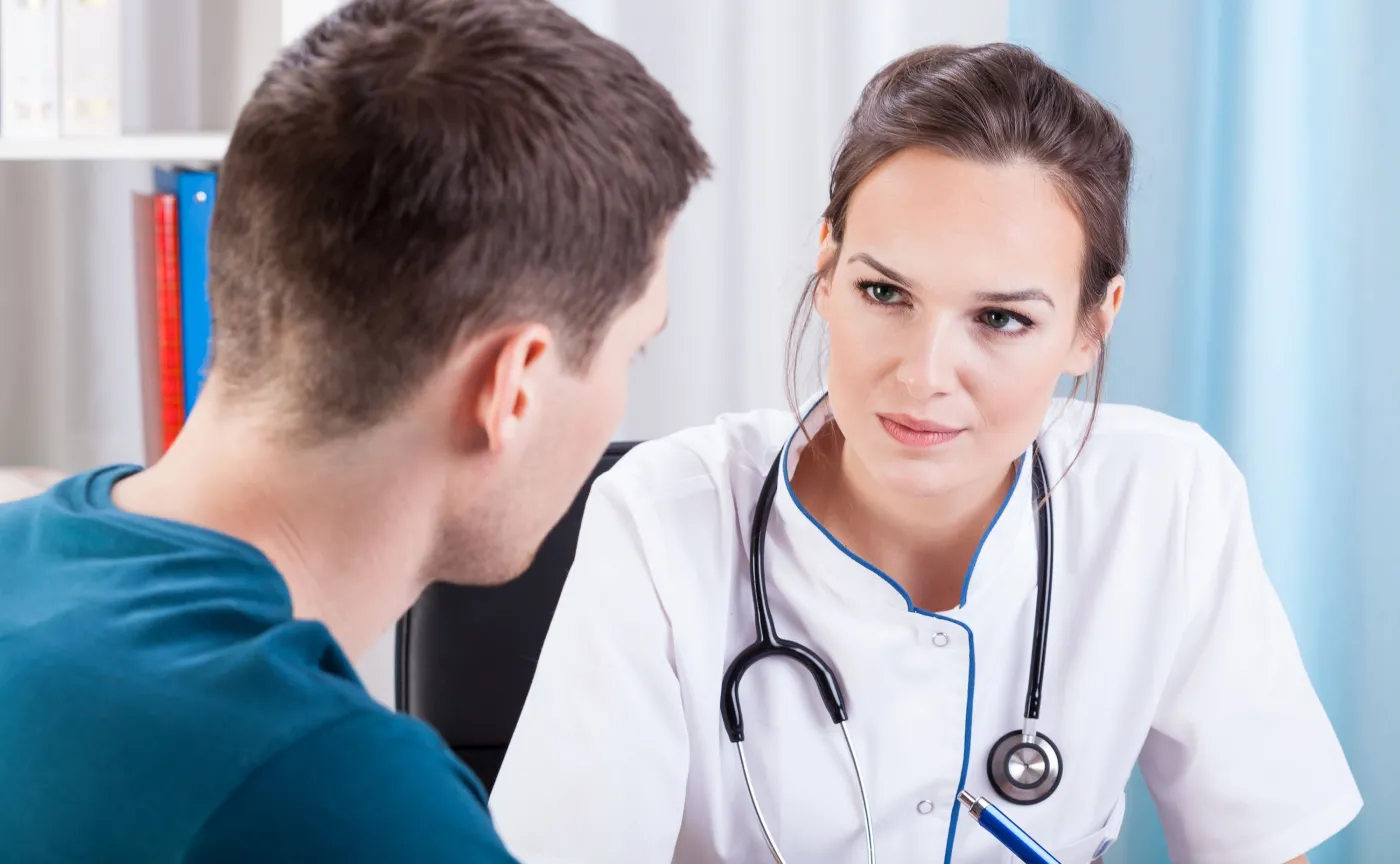 Mężczyzna z wizytą u lekarza