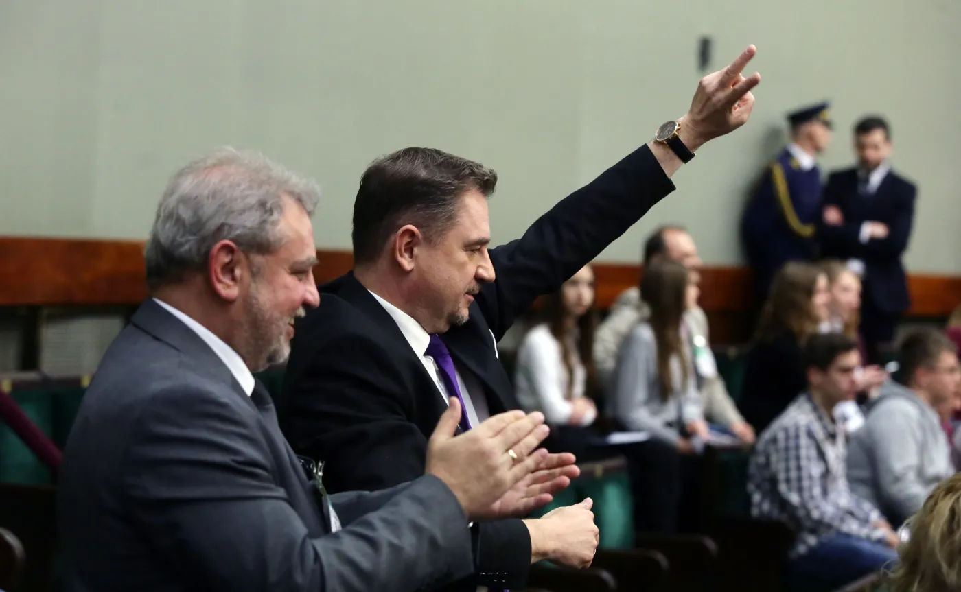 Przewodniczący NSZZ Solidarność Piotr Duda (2P) na galerii sejmowej, po głosowaniu nad prezydenckim projektem obniżenia wieku emerytalnego