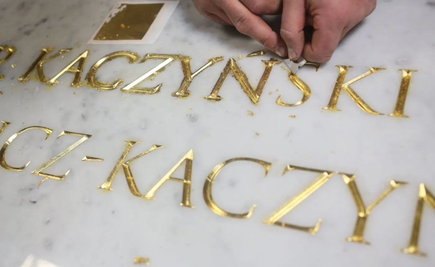 Prace nad nowym sarkofagiem pary prezydenckiej Lecha i Marii Kaczyńskich