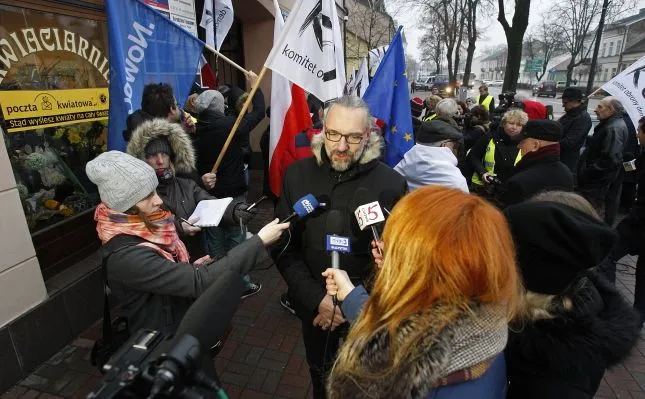 Suwałki: Pikieta KOD przed biurami parlamentarzystów PiS