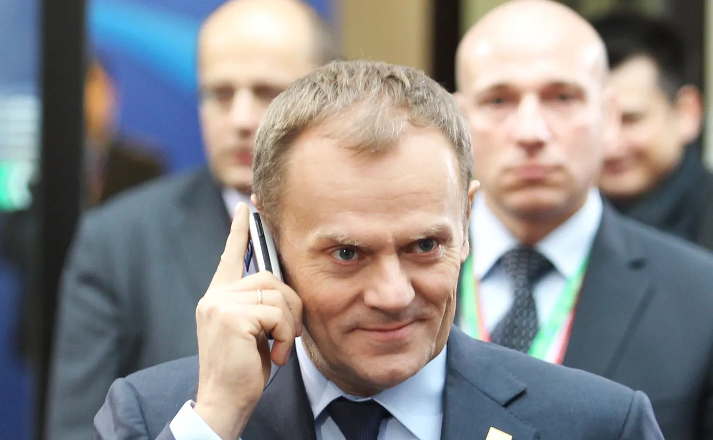Donald Tusk z telefonem komórkowym
