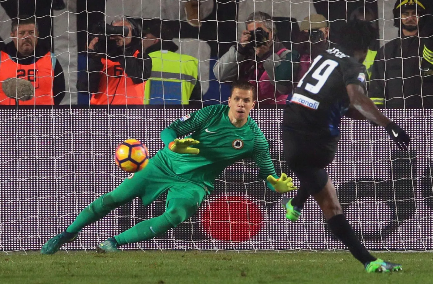 Liga włoska: Szczęsny puścił dwa gole, a Skorupski aż cztery