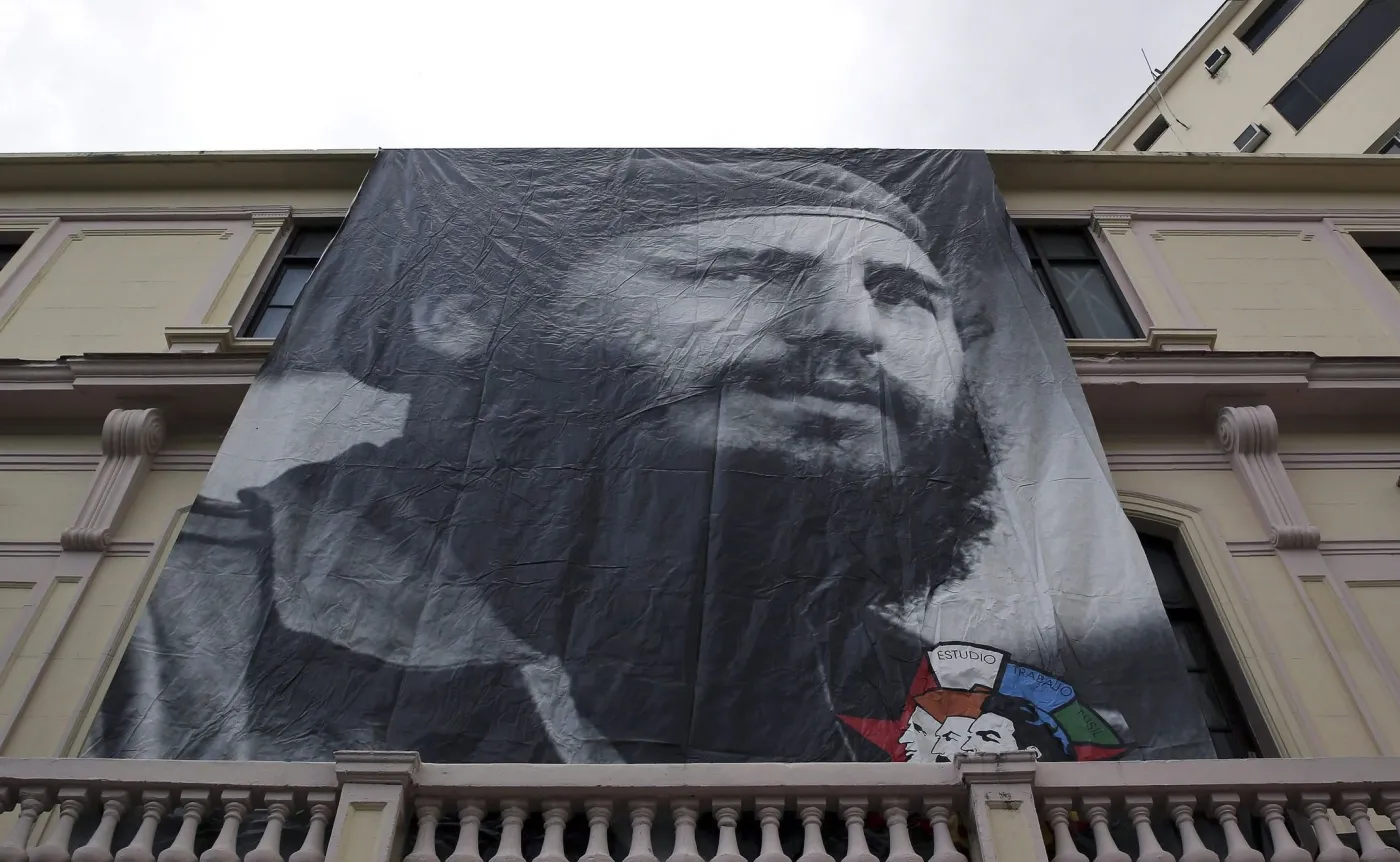 Plakat z młodym Fidelem Castro na budynku w Hawanie