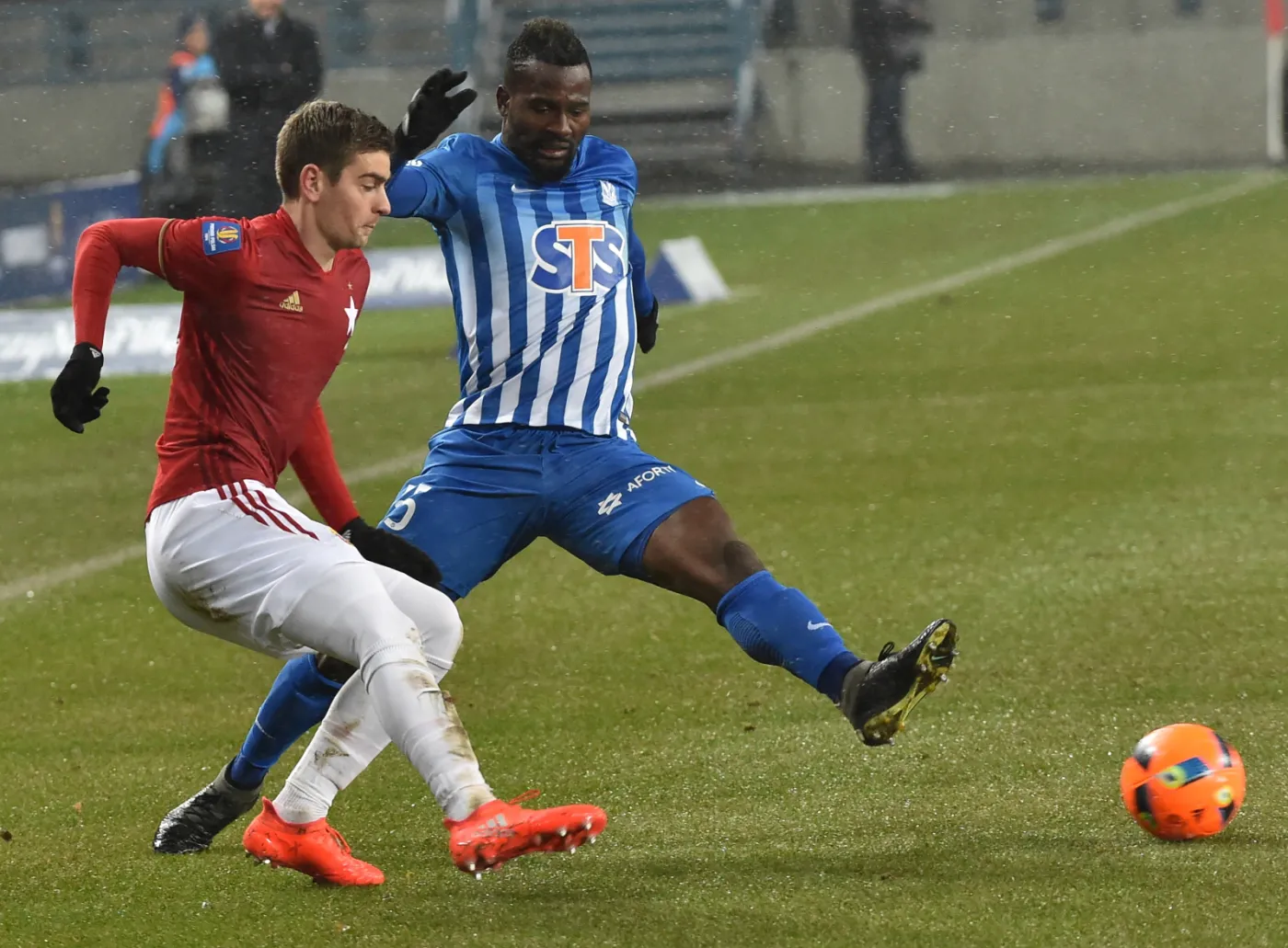 Zawodnik Wisły Kraków Petar Brlek (L) oraz Abdul Aziz Tetteh (P) z Lecha Poznań podczas rewanżowego meczu 1/4 finału piłkarskiego Pucharu Polski