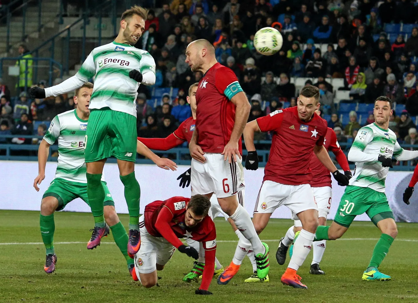 Zawodnicy Wisły Kraków Arkadiusz Głowacki (C) i Maciej Sadlok (2P) oraz Marco Paixao (L) z Lechii Gdańsk