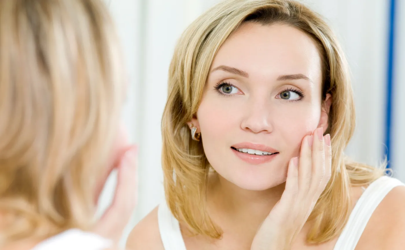 Kobieta przegląda się w lustrze