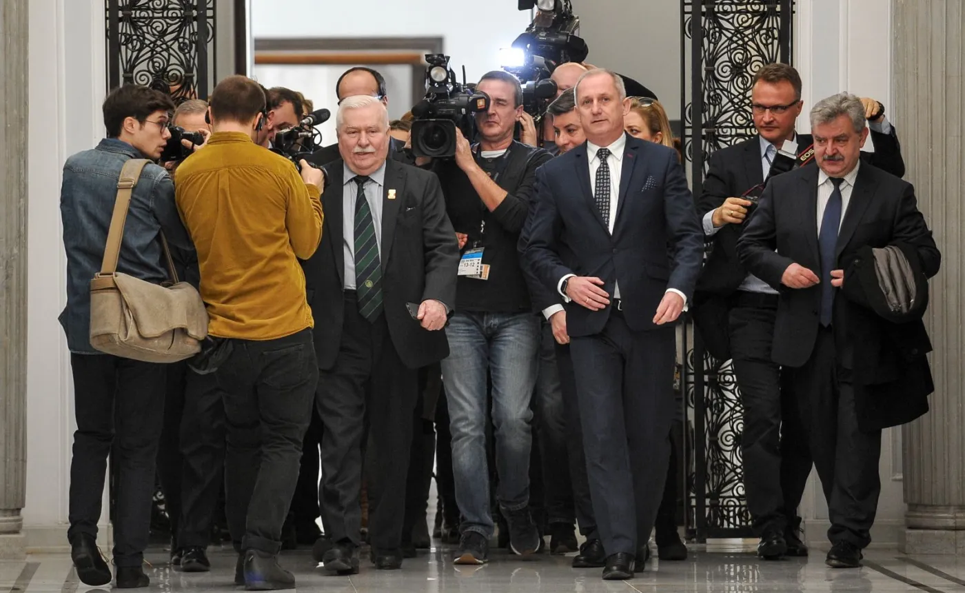 Lech Wałęsa w Sejmie na posiedzeniu klubu PO. "To dobra forma upamiętnienia 13 grudnia" [ZDJĘCIA]