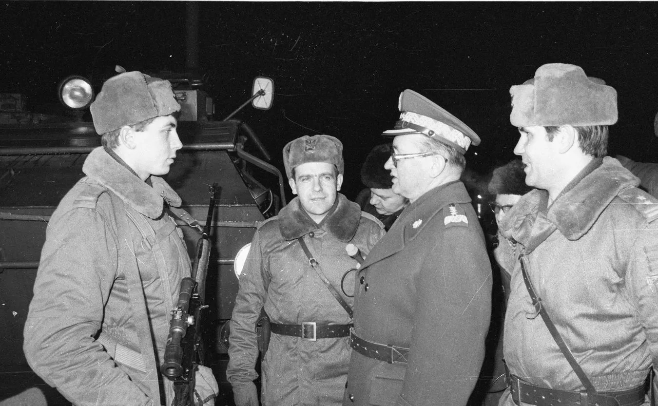 Wojciech Jaruzelski z żołnierzami