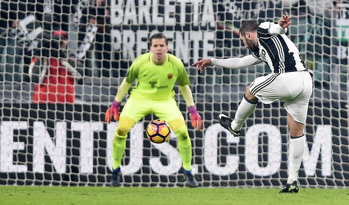 Liga włoska: Szczęsny bronił jak w transie, ale Higuain znalazł na niego sposób