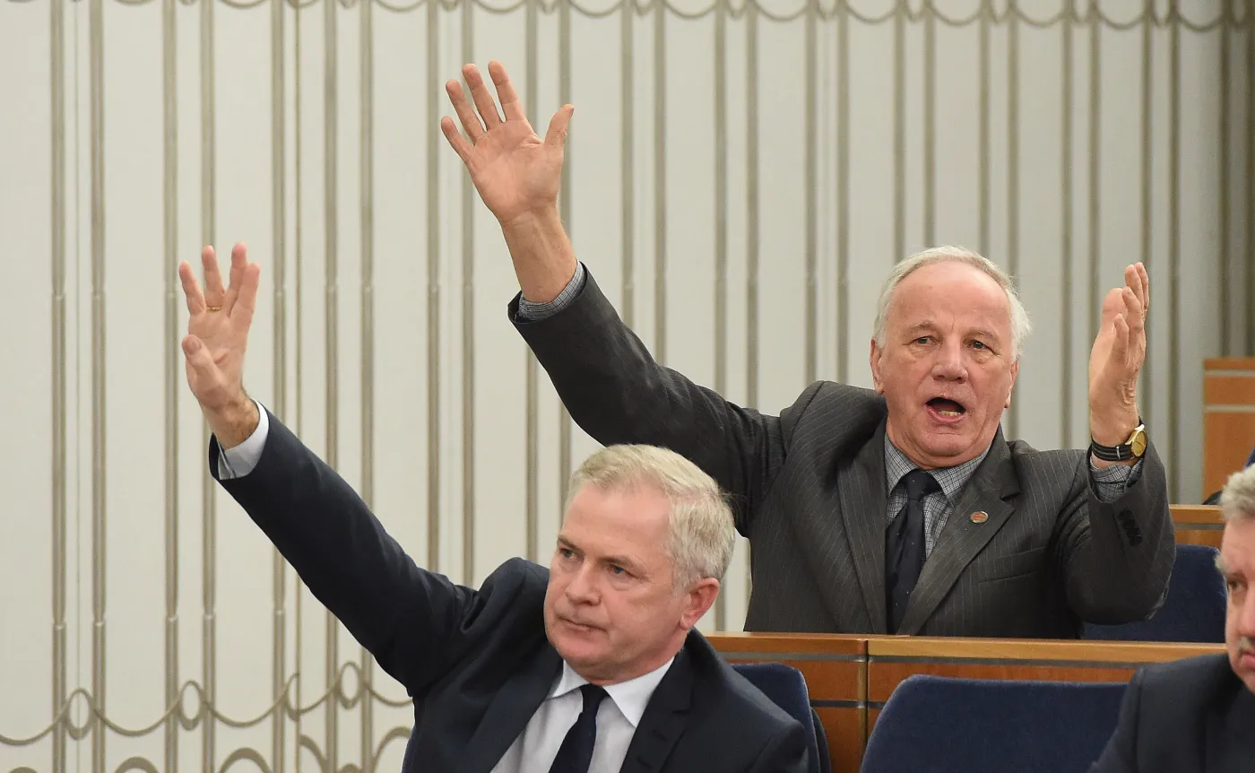 Senatorowie PO Jan Rulewski (góra) i Sławomir Rybicki (dół) podczas posiedzenia Senatu