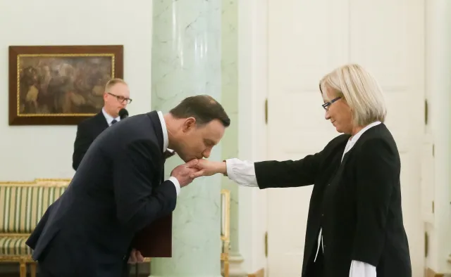 Prezes, która w środowisku nie budzi zaufania. SYLWETKA JULII PRZYŁĘBSKIEJ