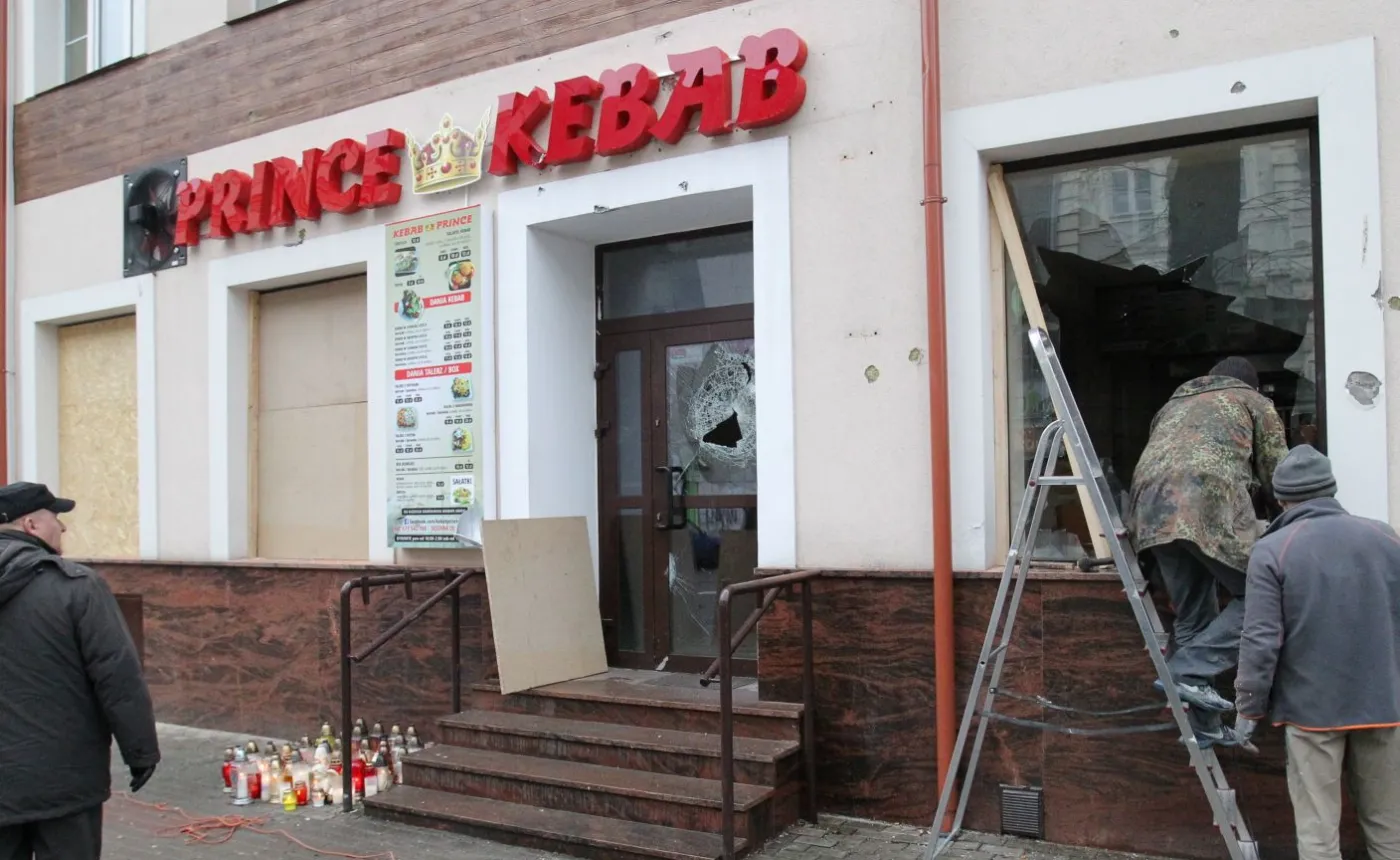  Zabezpieczane płytami wiórowymi okna baru Prince Kebab w Ełku