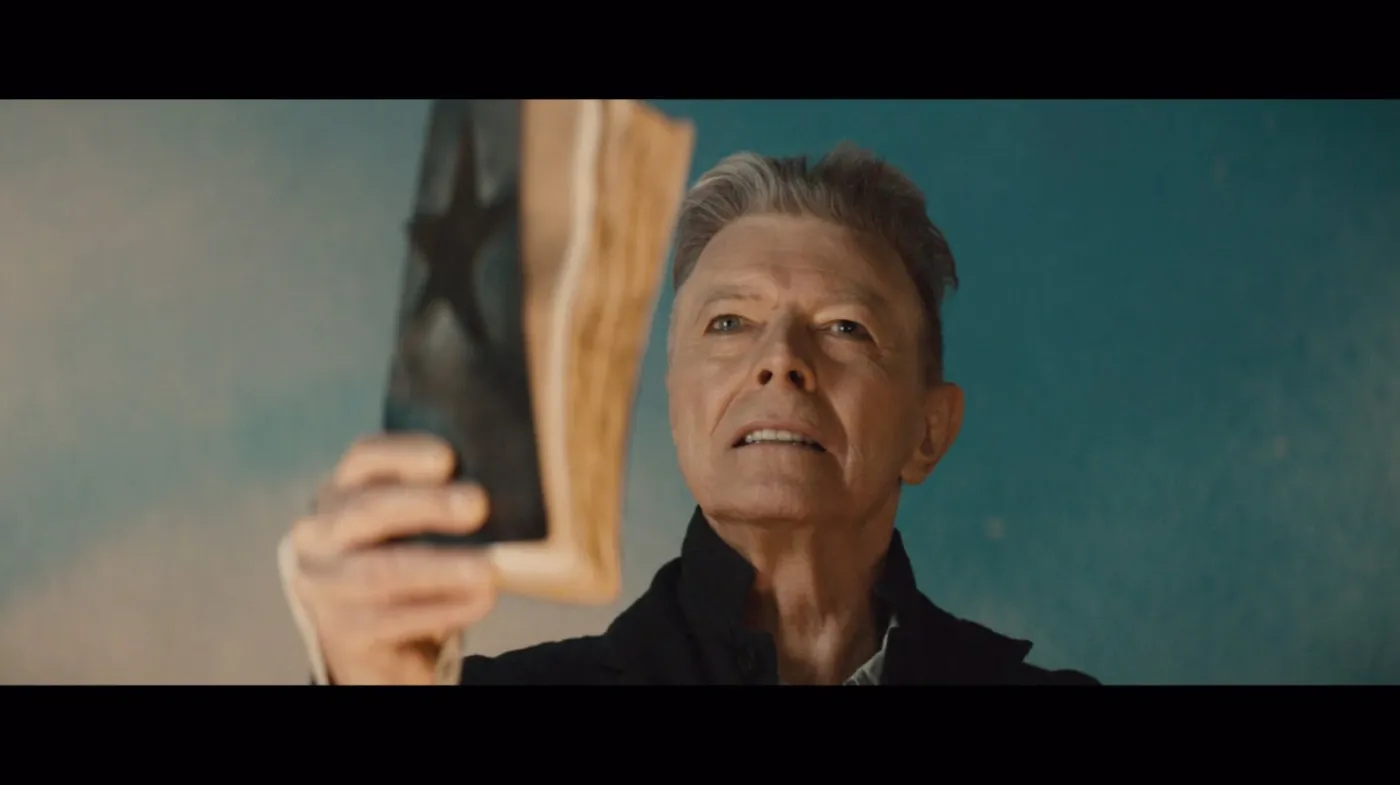 Kadr z teledysku "Blackstar" Davida Bowie