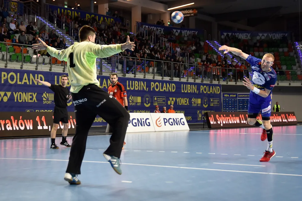 Karol Bielecki rzuca na bramkę