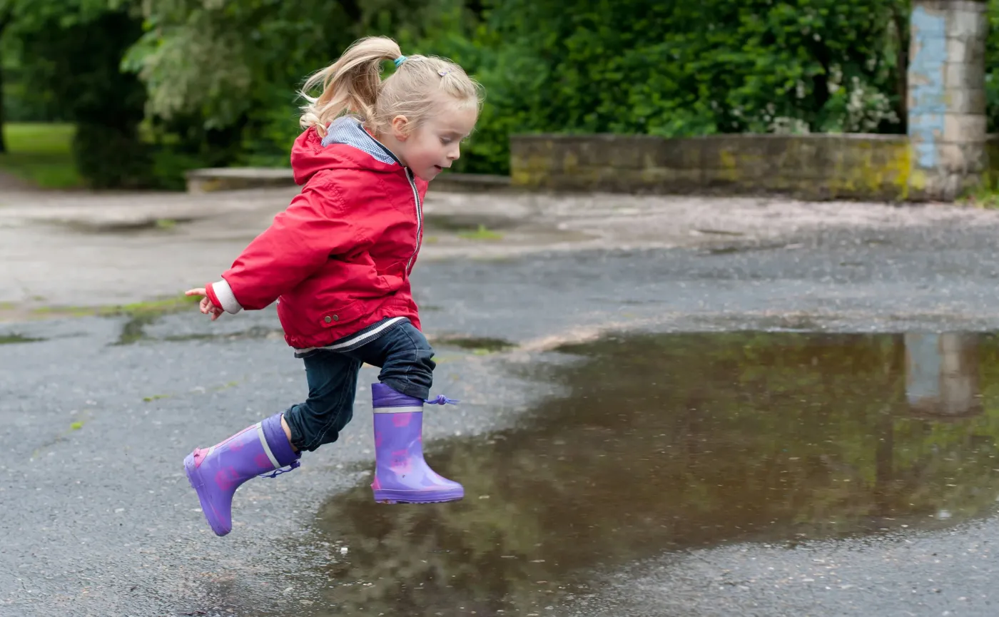 Jak zdrowa jest zabawa dzieci na świeżym powietrzu? Ekspert tłumczy [WIDEO]