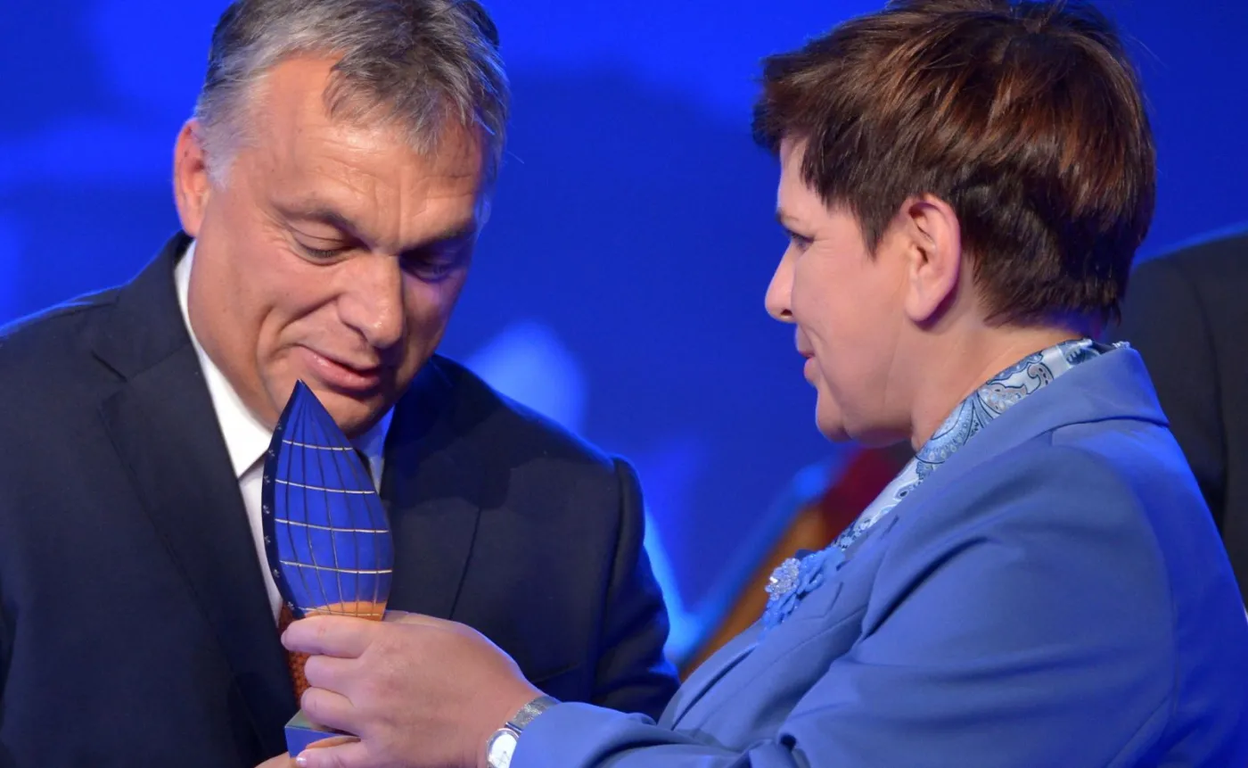 Viktor Orban odbiera nagrodę dla Człowieka Roku od premier Beaty Szydło