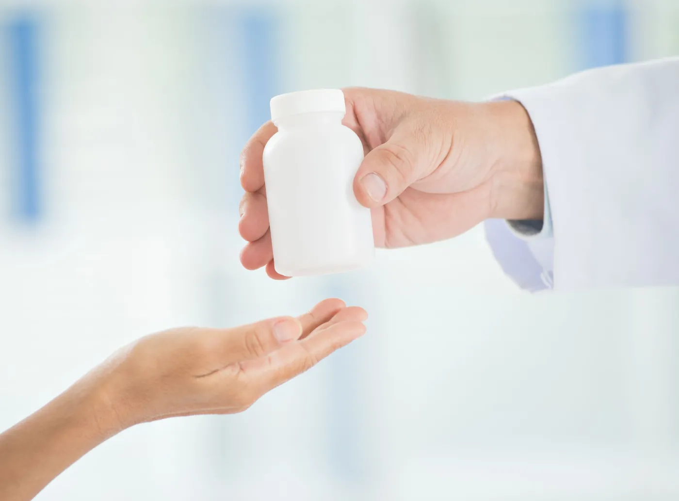 Lekarz podaje pacjentowi lekarstwo