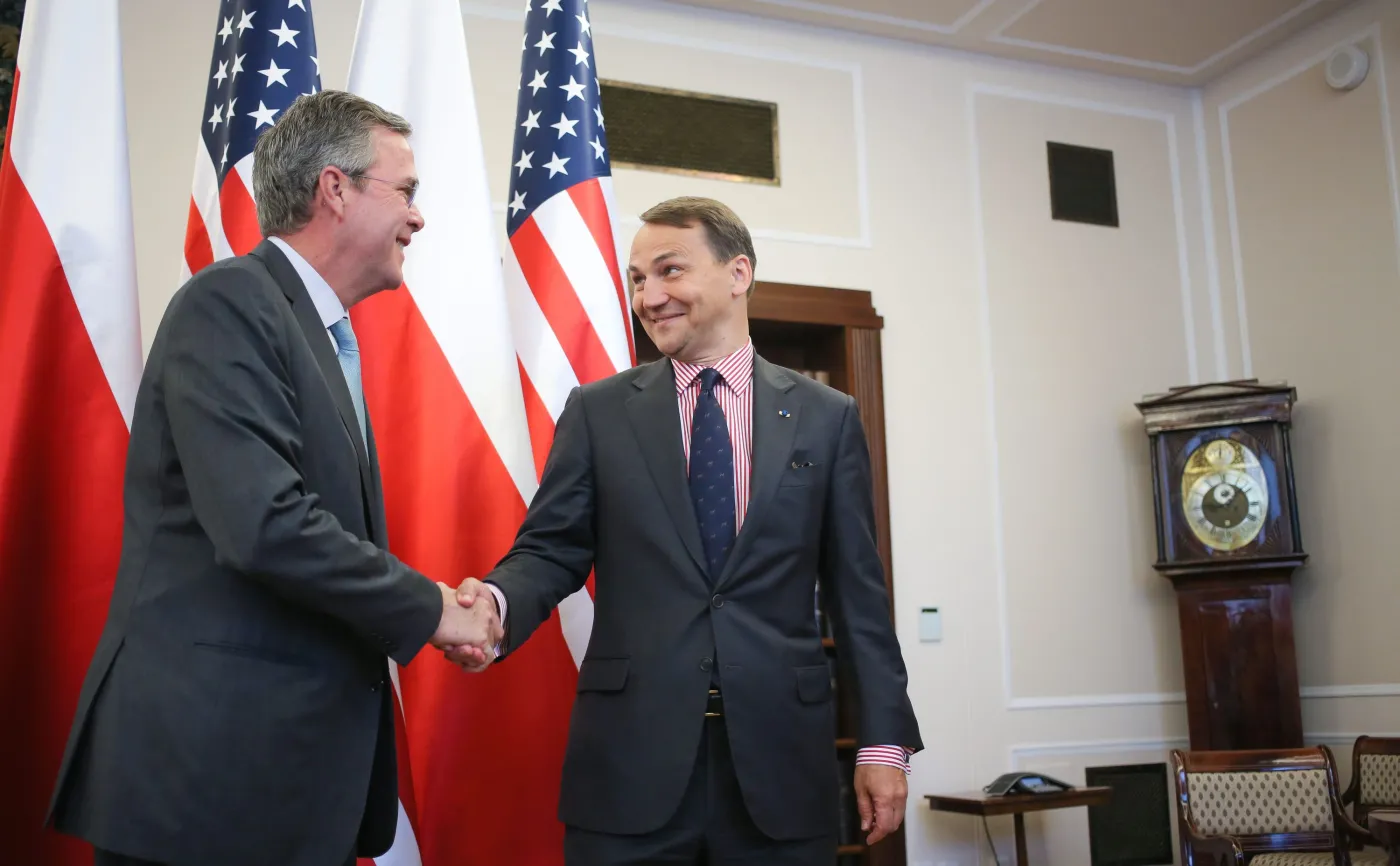Marszałek Sejmu Radosław Sikorski przyjmuje w Sejmie byłego gubenratora Florydy Jeba Busha. Zdjęcie z 11 czerwca 2015 roku
