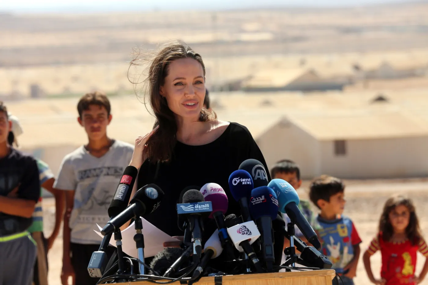 9435701-angelina-jolie-odwiedzila-oboz.jpg