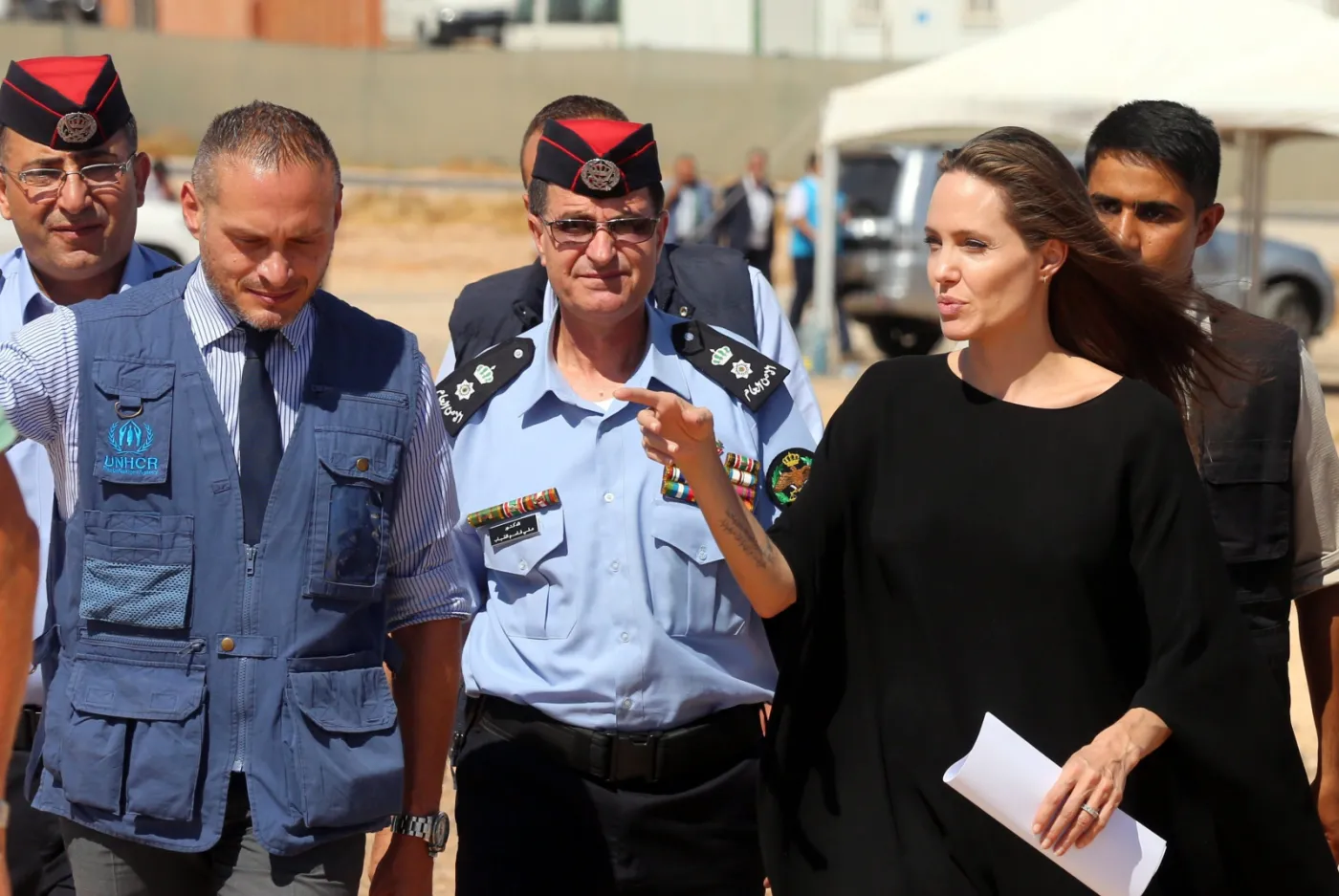 9435765-angelina-jolie-odwiedzila-oboz.jpg