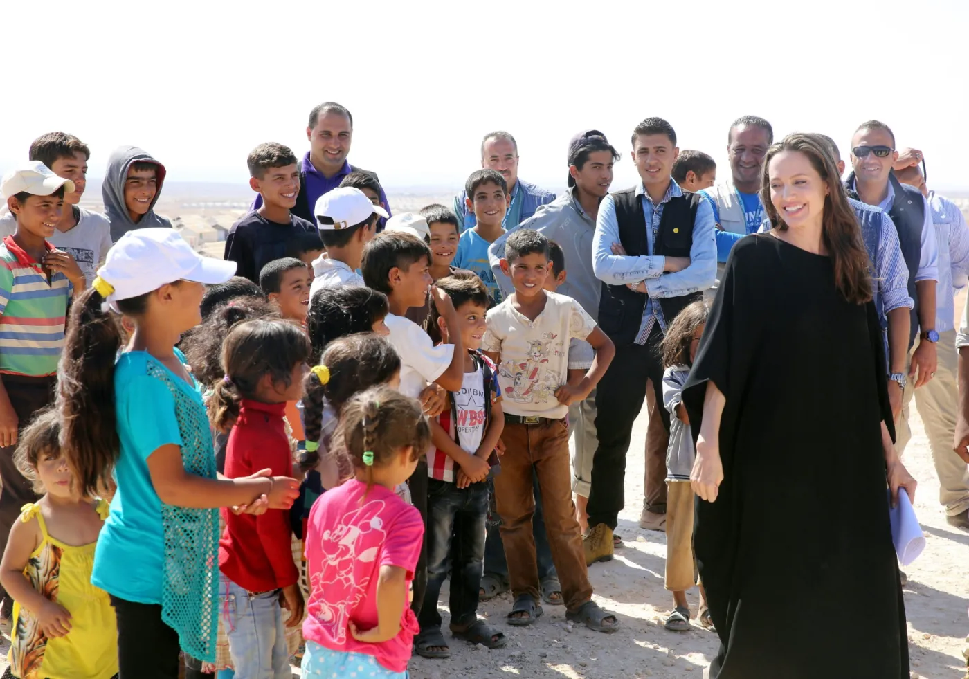9435829-angelina-jolie-odwiedzila-oboz.jpg