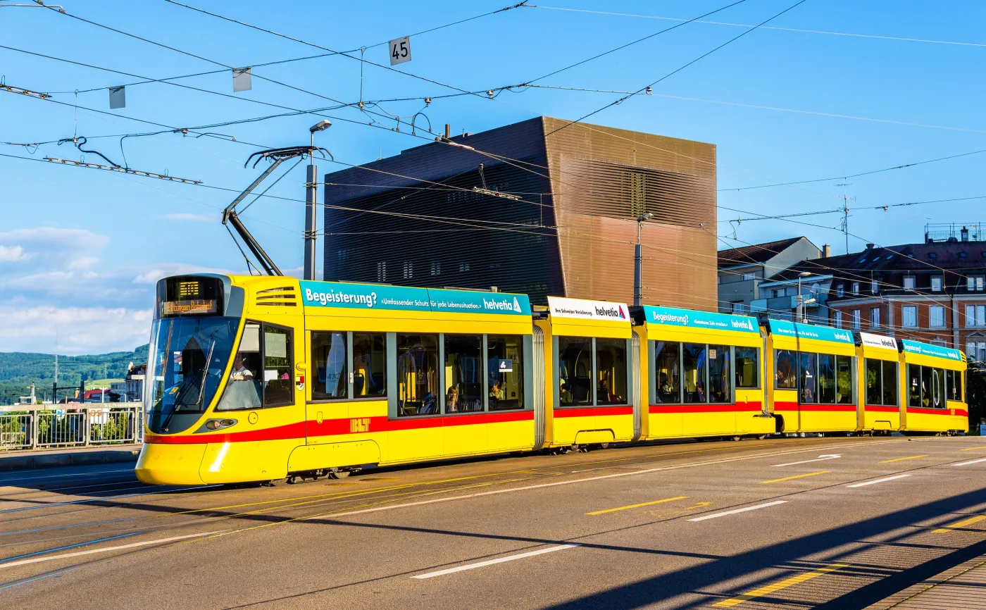 Tramwaj Tango firmy Stadler na ulicach szwajcarskiej Bazylei