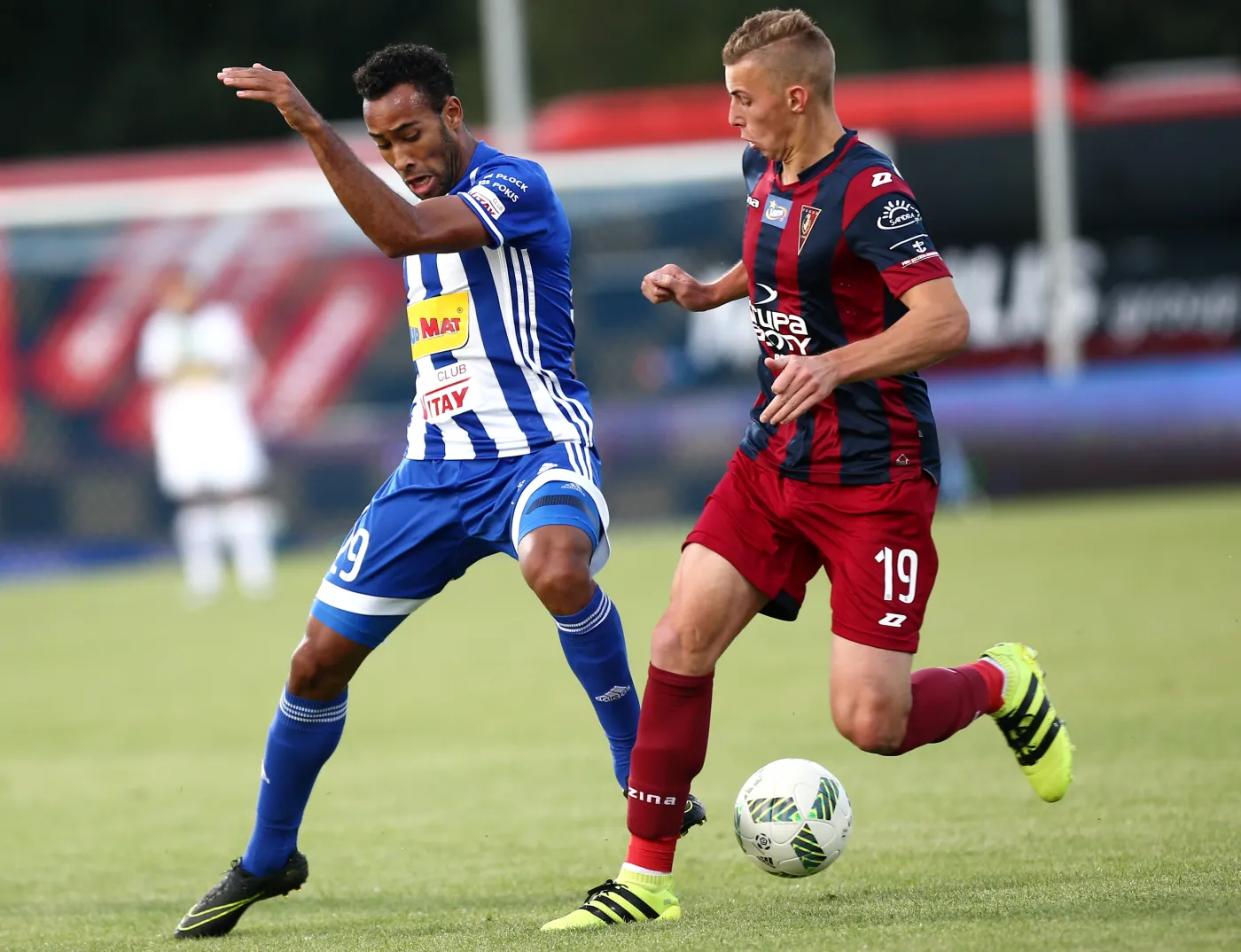 Zawodnik Wisły Płock Jose Kante (L) i Jakub Piotrowski (P) z Pogoni Szczecin