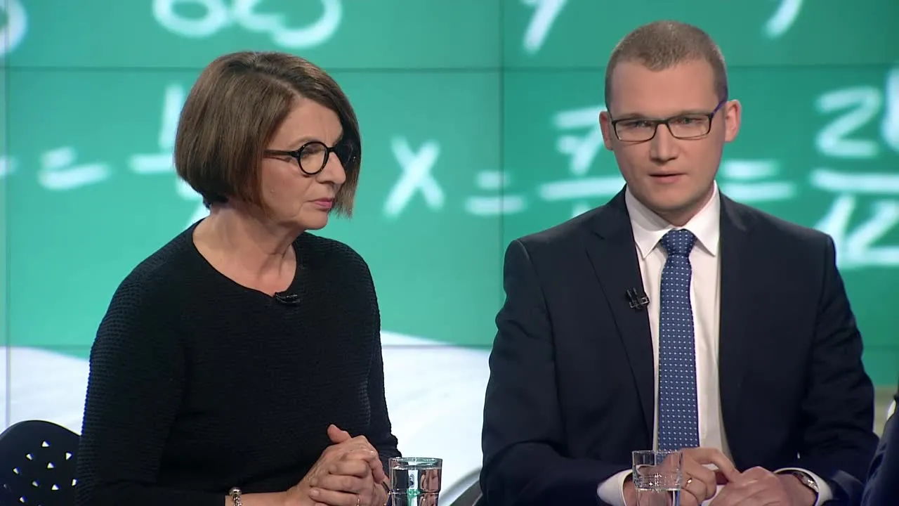 "PiS będzie robił w szkołach politykę historyczną". Komentarze ws. reformy edukacji