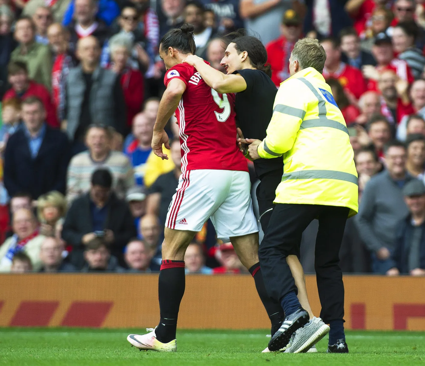9474984-ibrahimovic-zaatakowany-podczas.jpg